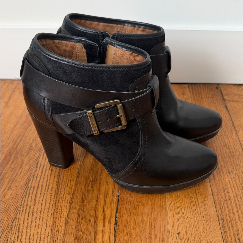 Clarks Black Women's zip Ankle Boots size 8